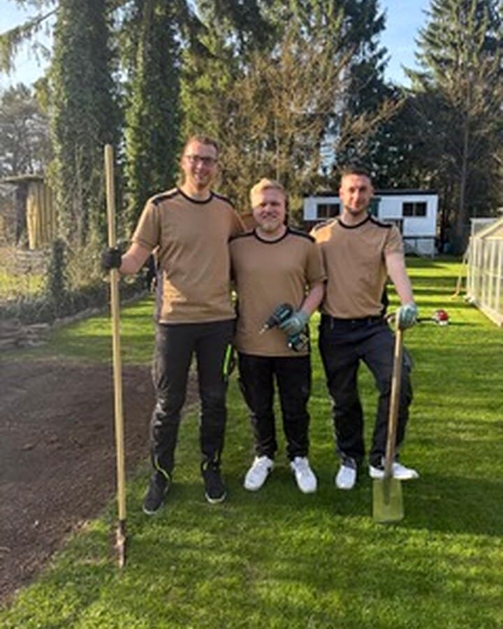 Das Heimathelfer-Team Schäfer, Knüppel und Heinemeyer im Garten