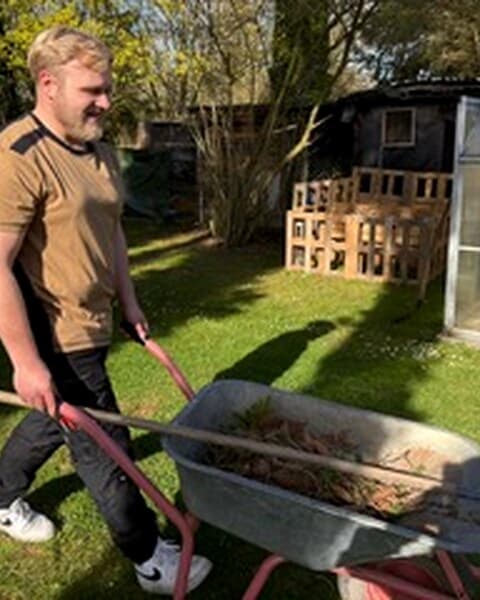 Gartenarbeit mit Schubkarre